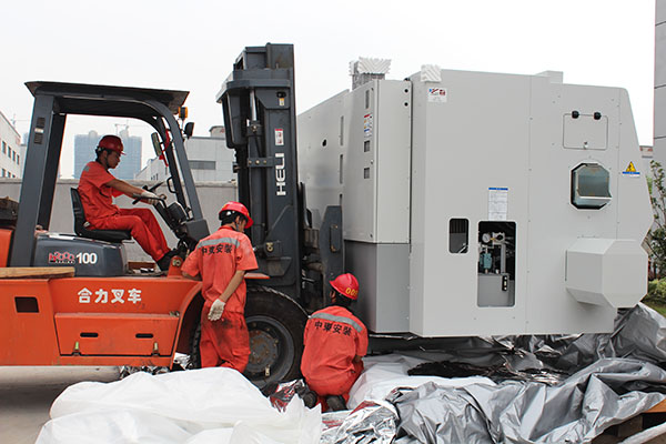 加工中心設(shè)備搬運(yùn) 加工中心設(shè)備搬運(yùn)